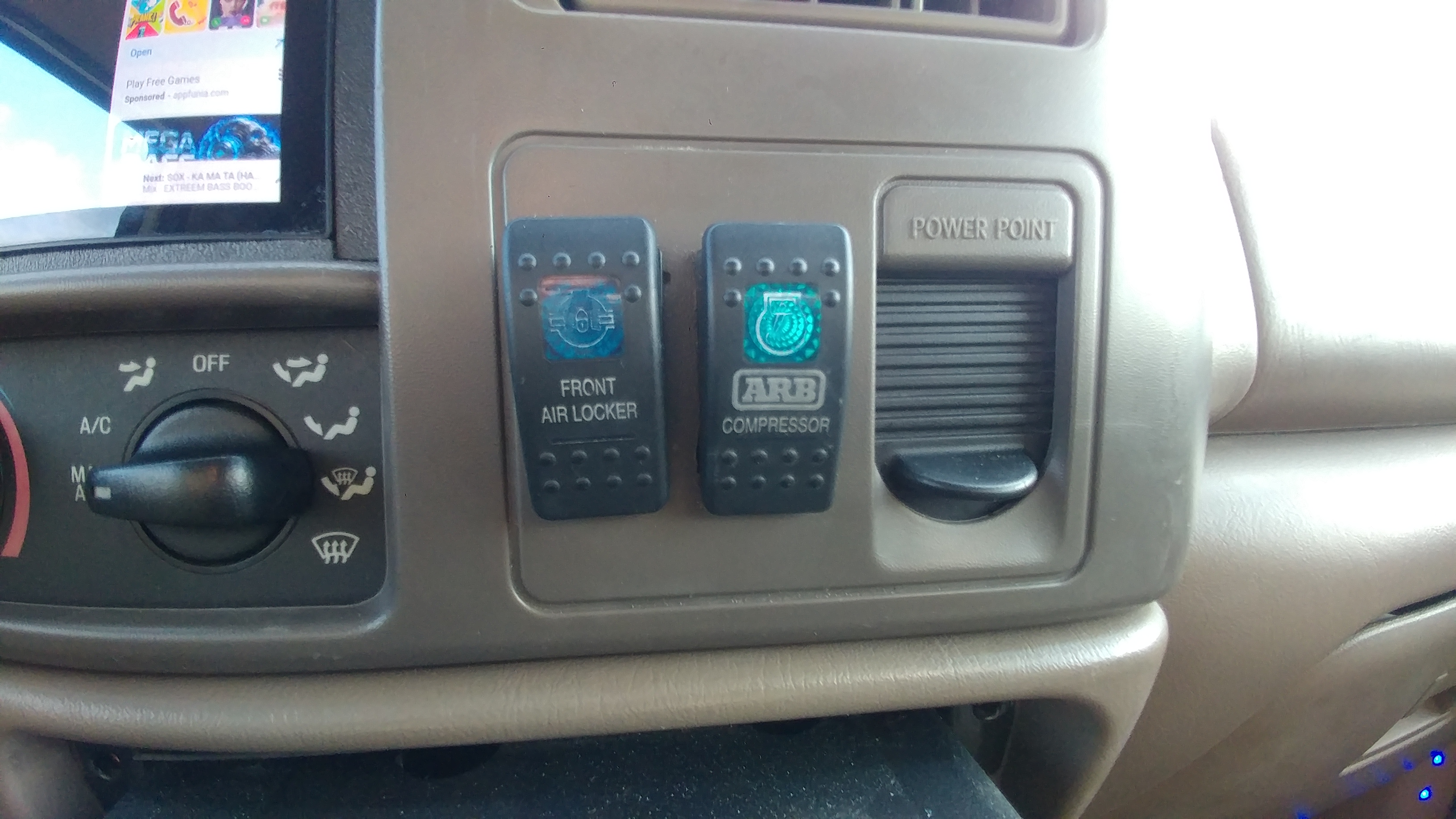Dash rocker switches for the front air locker and ARB compressor